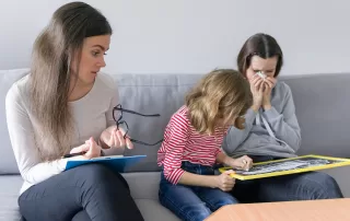 Çocuklarda uyum bozuklukları tek tek değerlendirilmeli, yaşanan soruna odaklı müdahaleler ile tedavi yoluna gidilmelidir.